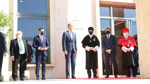 Rey Don Felipe junto al rector y autoridades Rey Don Felipe junto al rector y autoridades