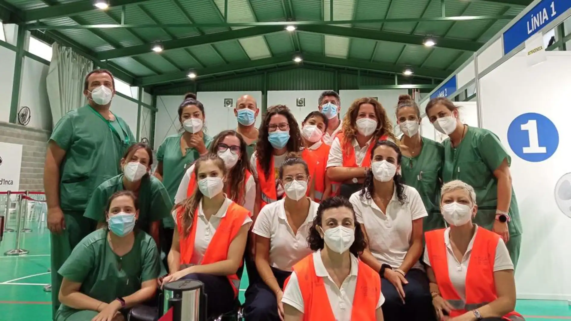 Algunos de los profesionales sanitarios que han trabajado en el centro de vacunación masiva de Inca.