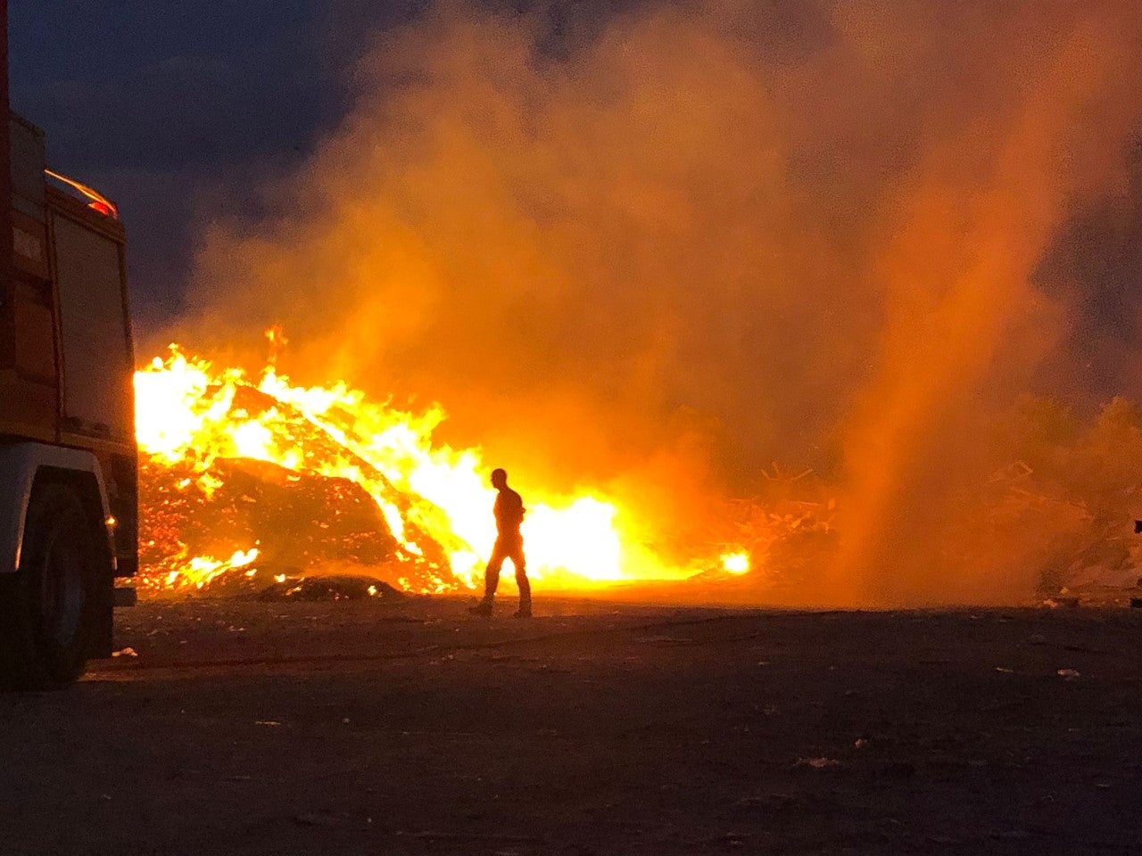 Los bomberos extinguen un complicado incendio de restos de madera en una empresa de Alicante Los bomberos extinguen un complicado incendio de restos de madera en una empresa de Alicante