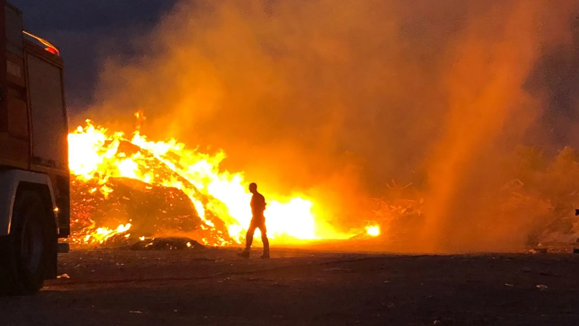 Un bombero frente a las llamas