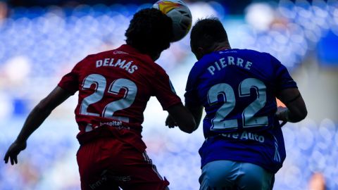 Pierre Cornud, defensa del Oviedo, disputa un bal&oacute;n con Delm&aacute;s.