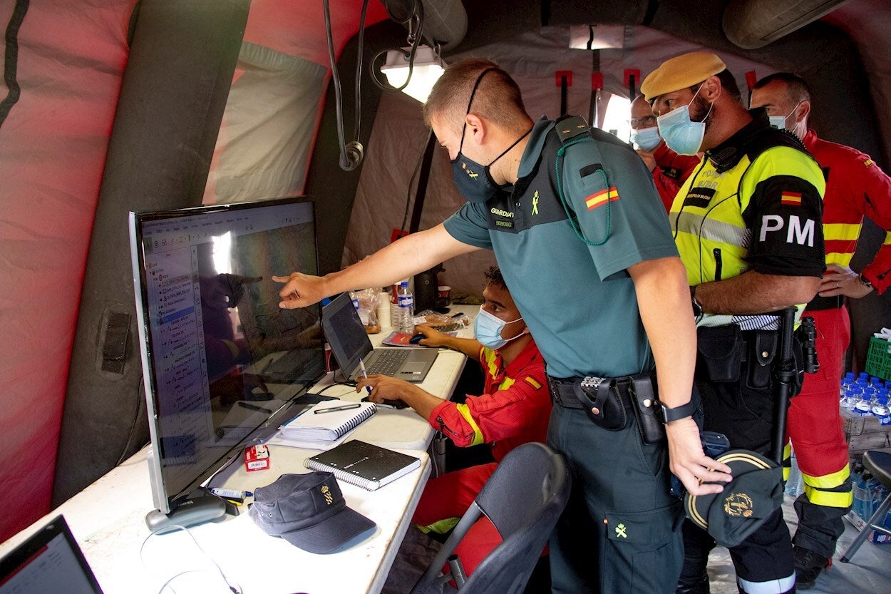 Así es el despliegue de la UME sobre el terreno de la erupción en La Palma: "Estamos sirviendo a quién lo necesita" Así es el despliegue de la UME sobre el terreno de la erupción en La Palma: "Estamos sirviendo a quién lo necesita"
