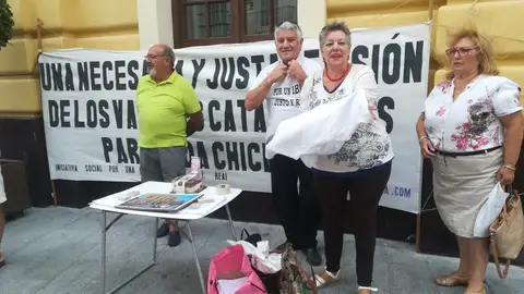 Mesa en la puerta del Ayuntamiento de Chiclana Mesa en la puerta del Ayuntamiento de Chiclana