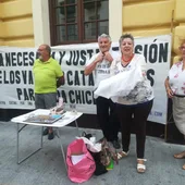 Mesa en la puerta del Ayuntamiento de Chiclana Mesa en la puerta del Ayuntamiento de Chiclana