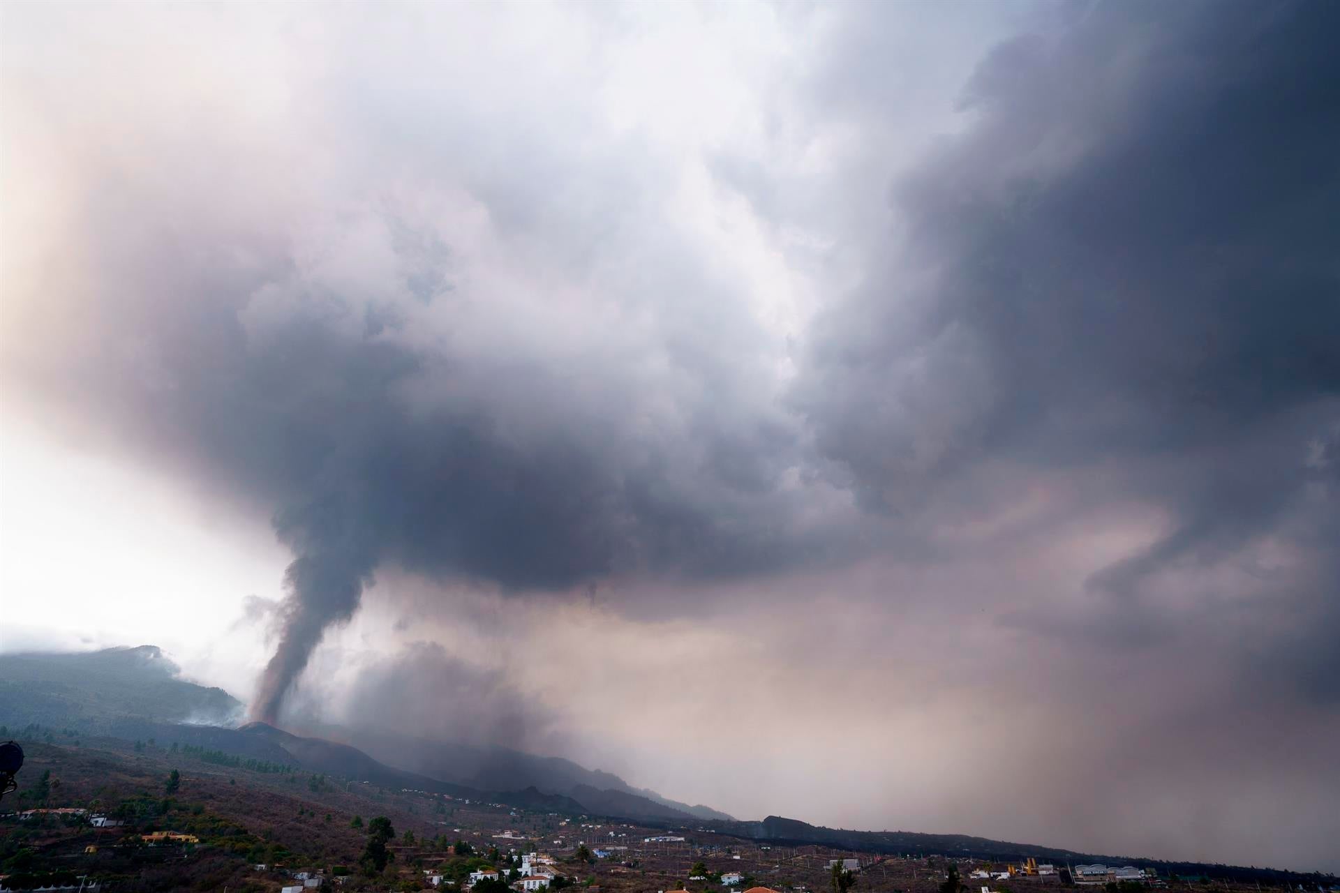 ¿Cómo enviar ayuda a los afectados por la erupción del volcán en La Palma? Estos son los teléfonos y cuentas bancarias ¿Cómo enviar ayuda a los afectados por la erupción del volcán en La Palma? Estos son los teléfonos y cuentas bancarias