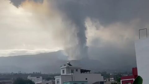 Vídeo de las cenizas del volcán cayendo sobre Todoque