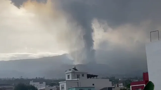 Vídeo de las cenizas del volcán cayendo sobre Todoque Vídeo de las cenizas del volcán cayendo sobre Todoque