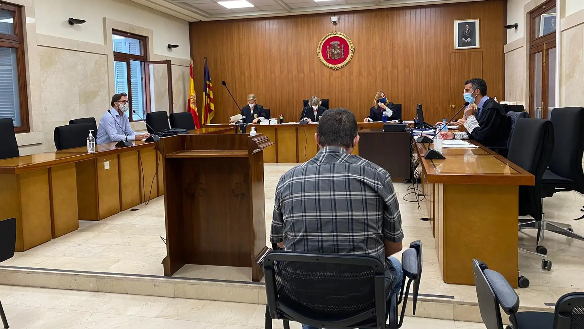 El condenado por un delito leve de daños, uno de lesiones y otro de agresión sexual en grado de tentativa durante el juicio que ha tenido lugar en la Audiencia Provincial de Baleares.
