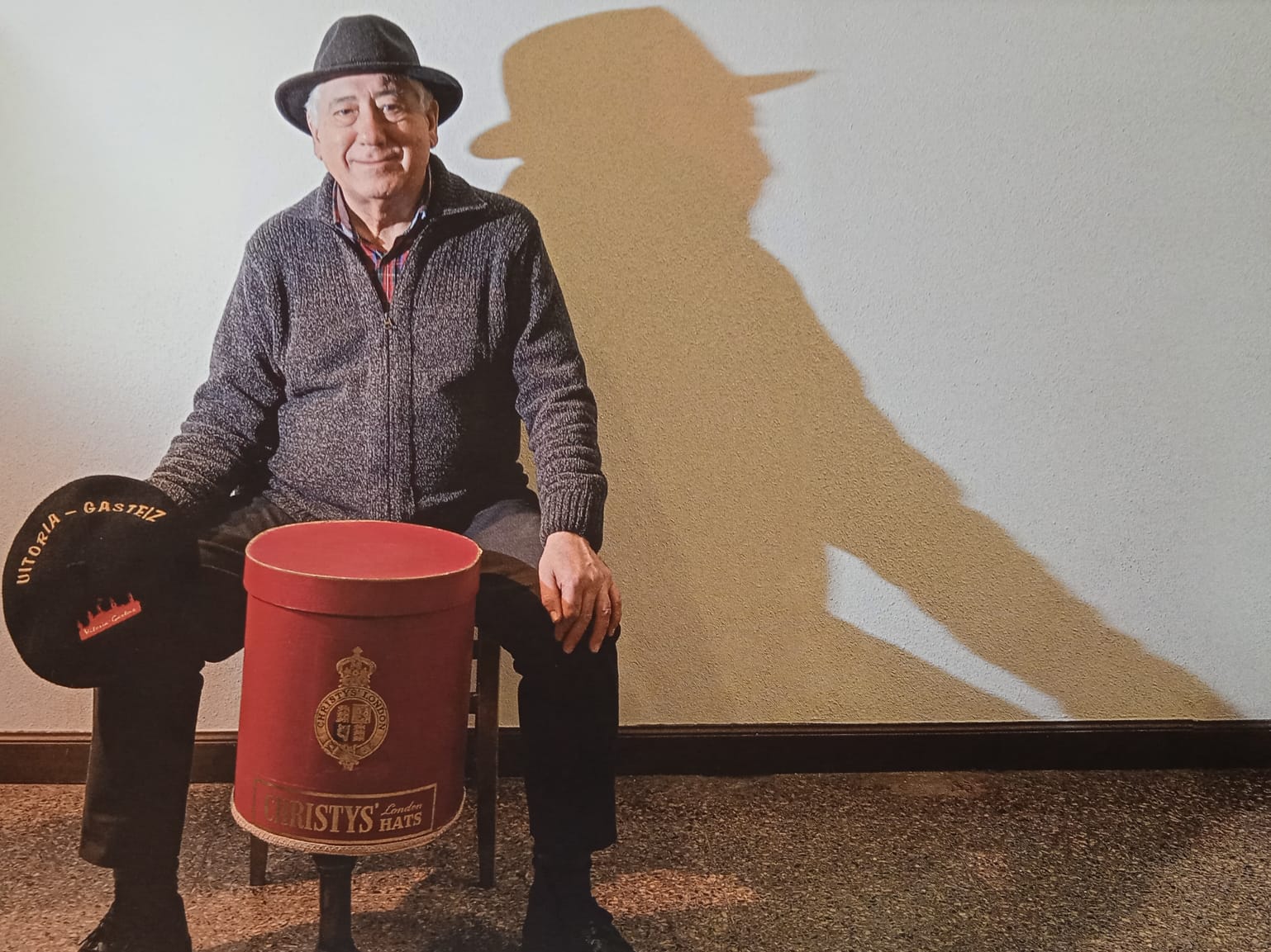 Txarli Alocén: "No es cierto que fuéramos el suministrador oficial del Vaticano pero se convirtió en leyenda urbana en Vitoria" Txarli Alocén: "No es cierto que fuéramos el suministrador oficial del Vaticano pero se convirtió en leyenda urbana en Vitoria"