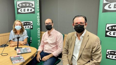 Elka Dimitrova, Pablo de la Pe&ntilde;a y Alejandro S&aacute;enz de San Pedro en los estudios de Onda Cero