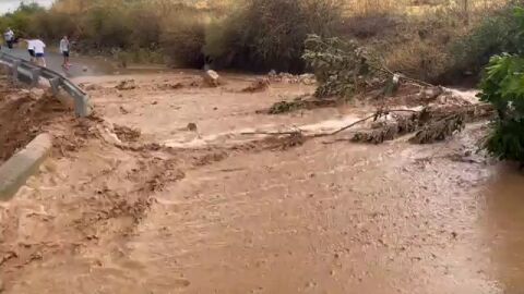 Buscan unos doce coches arrastrados por el agua en Montefr&iacute;o que cuantifica da&ntilde;os en casas y caminos