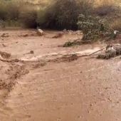 Buscan unos doce coches arrastrados por el agua en Montefrío que cuantifica daños en casas y caminos