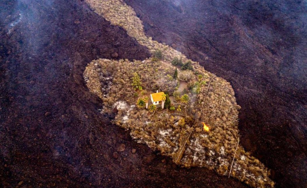 La impactante imagen de una casa rodeada de la lava del volcán de La Palma La impactante imagen de una casa rodeada de la lava del volcán de La Palma