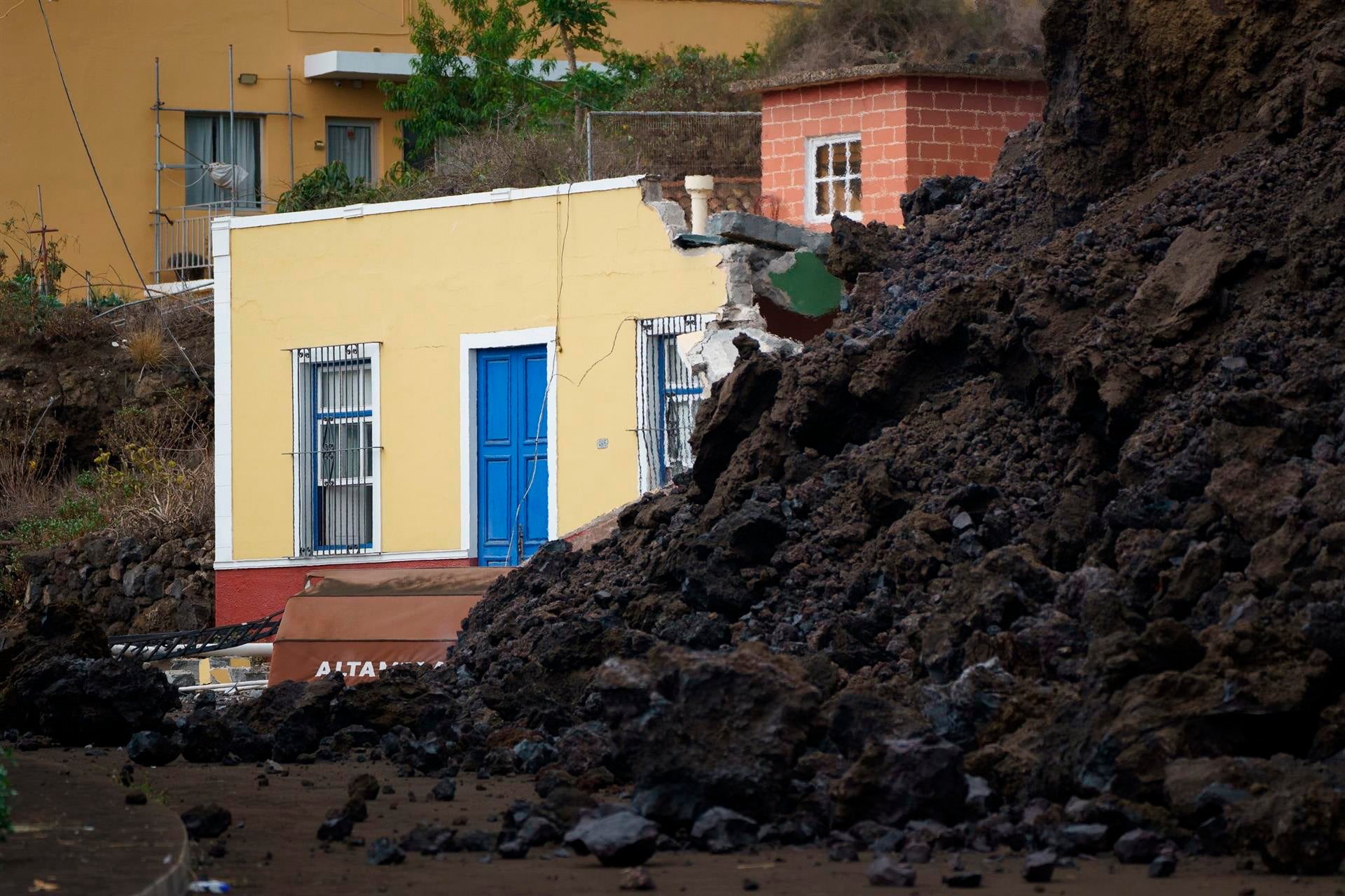 La conmovedora historia de un anciano de La Palma que solo salvó un álbum de fotos de la lava La conmovedora historia de un anciano de La Palma que solo salvó un álbum de fotos de la lava
