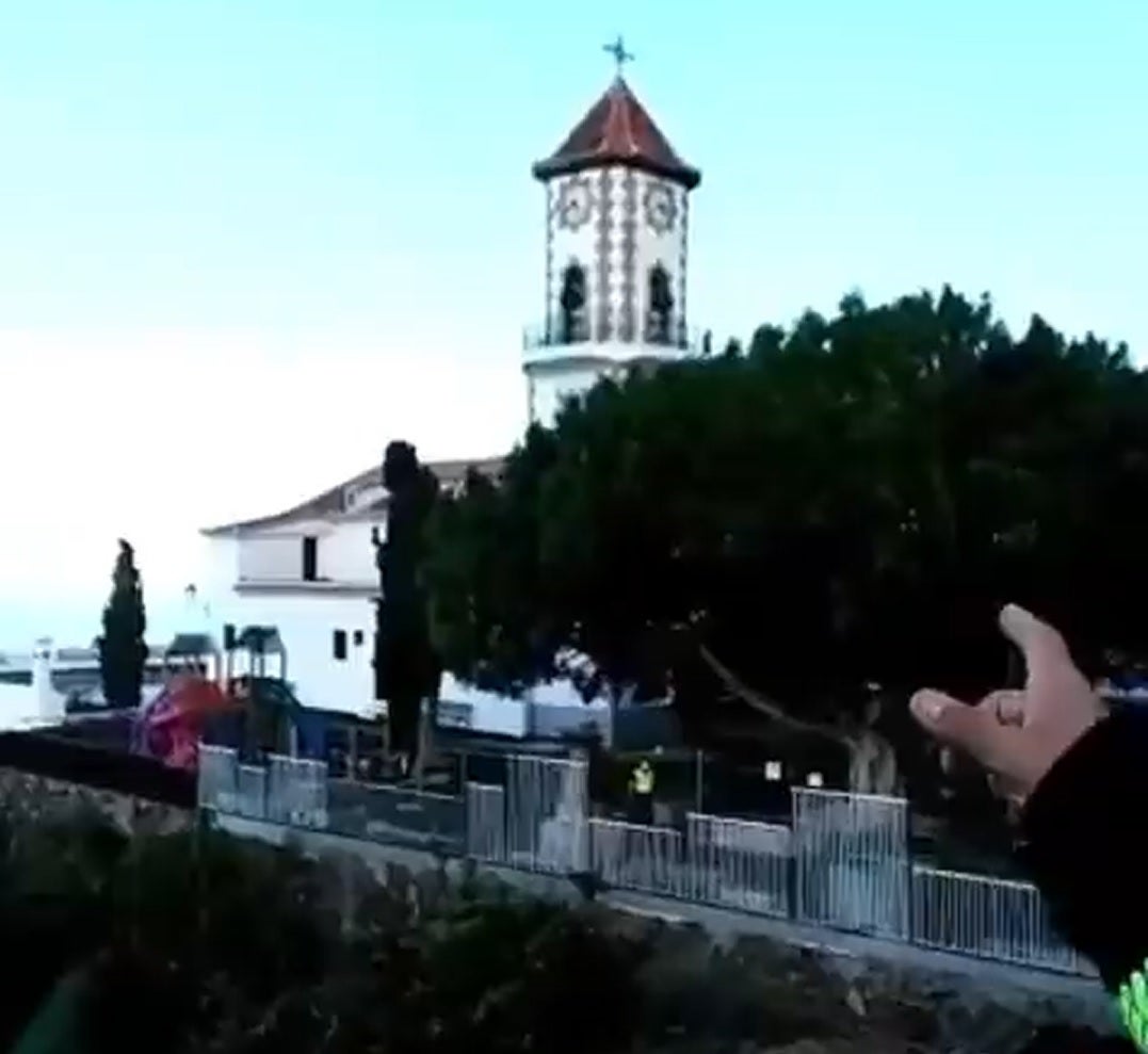El esfuerzo sobrehumano de los bomberos para intentar salvar la iglesia y el cementerio de Todoque El esfuerzo sobrehumano de los bomberos para intentar salvar la iglesia y el cementerio de Todoque