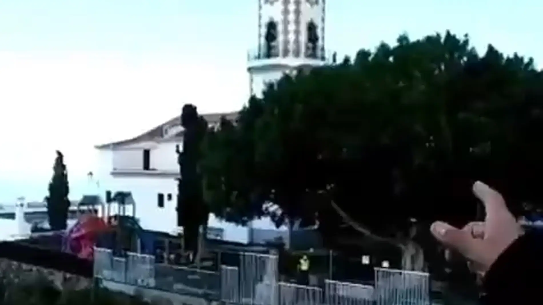 El esfuerzo sobrehumano de los bomberos para intentar salvar la iglesia y el cementerio de Todoque