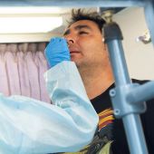Personal sanitario realiza pruebas de diagnóstico para detectar el coronavirus