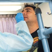 Personal sanitario realiza pruebas de diagnóstico para detectar el coronavirus Personal sanitario realiza pruebas de diagnóstico para detectar el coronavirus