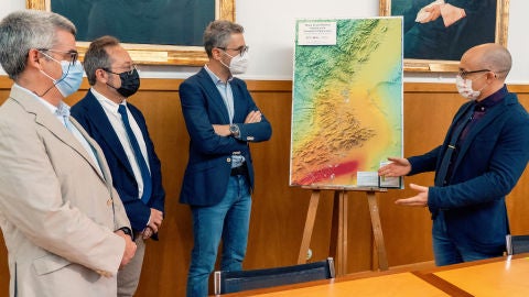 El conseller Arcadi España atiende las explicaciones de los expertos El conseller Arcadi España atiende las explicaciones de los expertos