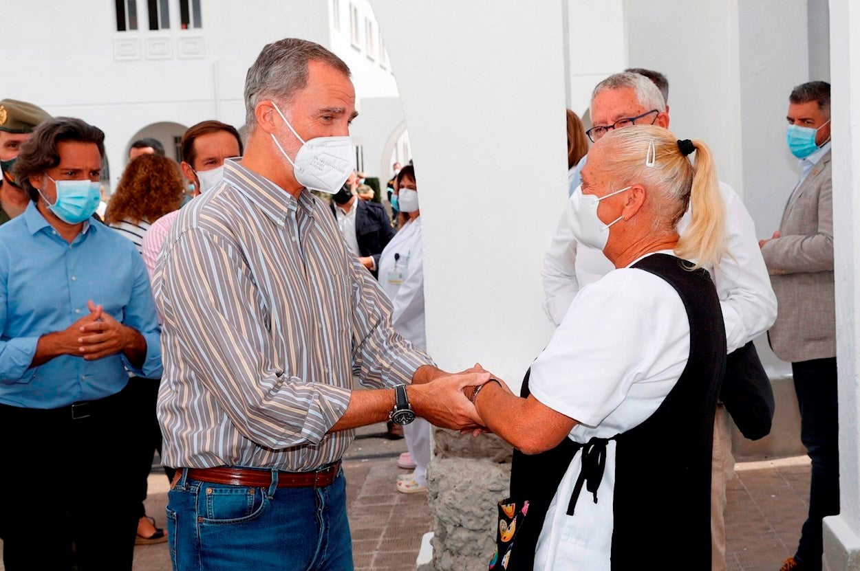 Caricias, lágrimas y abrazos en el encuentro de los Reyes con los afectados por la erupción en en La Palma Caricias, lágrimas y abrazos en el encuentro de los Reyes con los afectados por la erupción en en La Palma