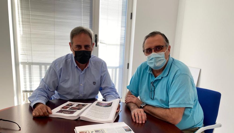 Manuel Jiménez y Alfredo Llopis con el dossier