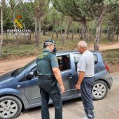 Un Guardia Civil auxilia a un recolector de setas en Teruel