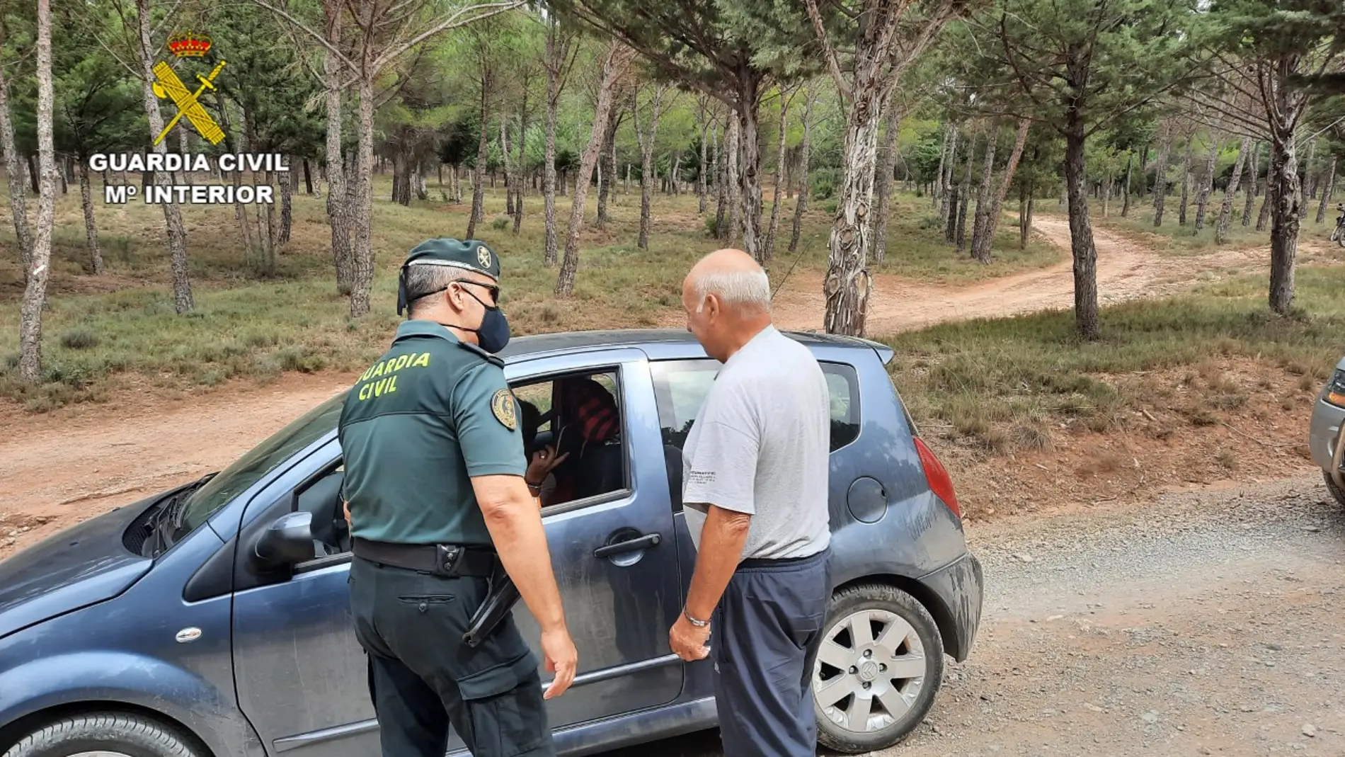 Un Guardia Civil auxilia a un recolector de setas en Teruel