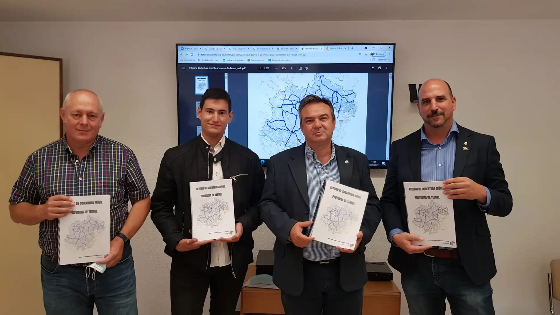 Representantes del movimiento ciudadano y del Colegio Oficial del Ingenieros en Telecomunicaciones de Aragón durante la presentación del estudio