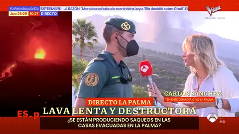 Susanna Griso entrevistando a un Guardia Civil en La Palma Susanna Griso entrevistando a un Guardia Civil en La Palma