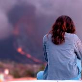 Una mujer observa el volcán de La Palma