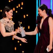 La directora rumana Alina Grigore entrega la Concha de Oro por 'Blue Moon' a su productora Gabi Suciu