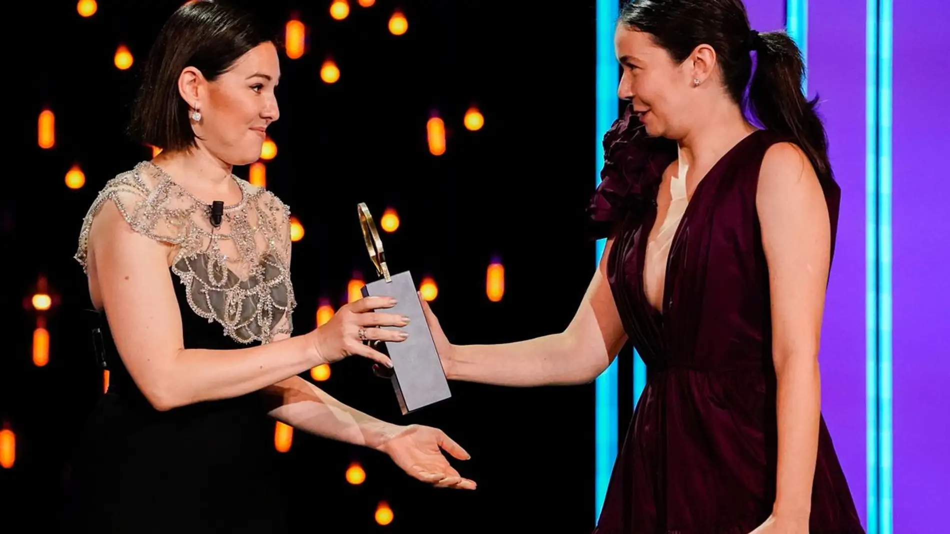 La directora rumana Alina Grigore entrega la Concha de Oro por 'Blue Moon' a su productora Gabi Suciu