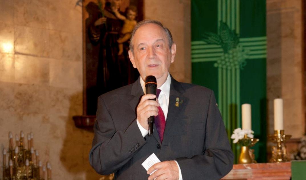 Ángel Lueje galardonado con la Avellana de Oro de la Coral Polifónica Piloñesa Ángel Lueje galardonado con la Avellana de Oro de la Coral Polifónica Piloñesa