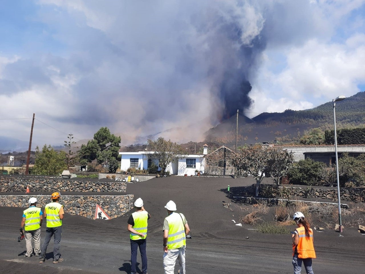 Dos investigadores de la UCLM trabajan en varias líneas de investigación sobre el volcán de La Palma Dos investigadores de la UCLM trabajan en varias líneas de investigación sobre el volcán de La Palma