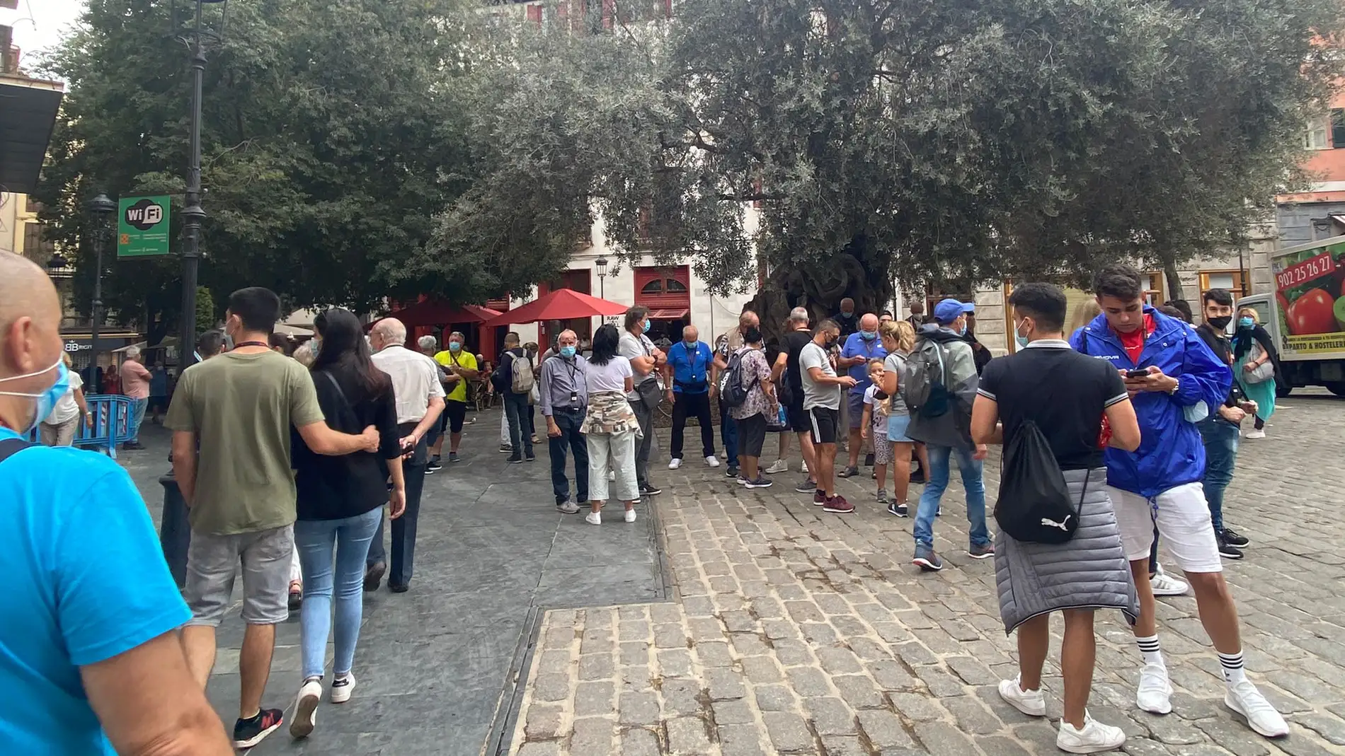Turistas paseando por la Plaça de Cort, en el centro de Palma. 
