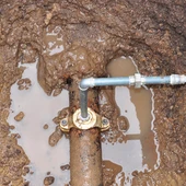 La rotura de una tubería, que provoca la coloración del agua, corta el suministro en varias calles de Badajoz La rotura de una tubería, que provoca la coloración del agua, corta el suministro en varias calles de Badajoz