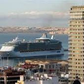 Un crucero atracado en el Puerto de Alicante 