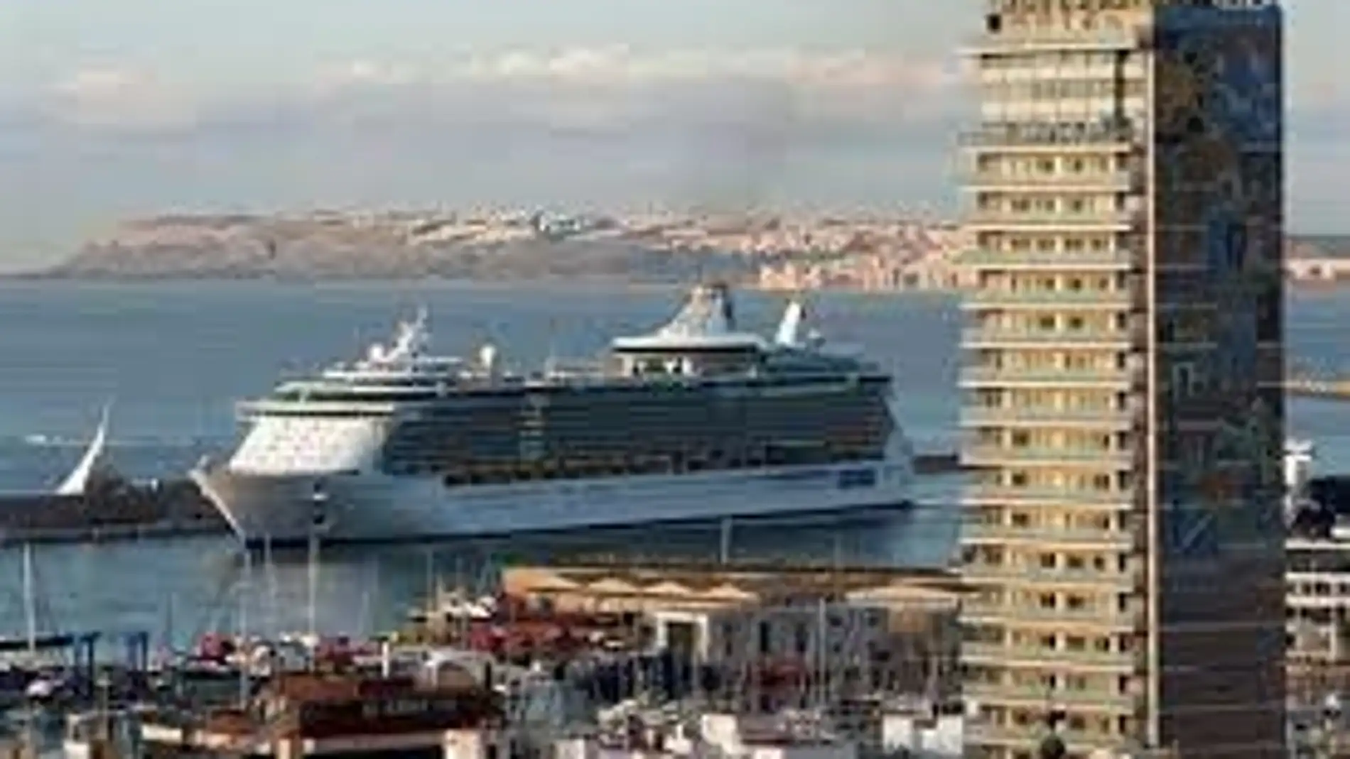 Un crucero atracado en el Puerto de Alicante 