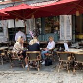 Varias personas sentadas en la terraza de un bar en Palma. 