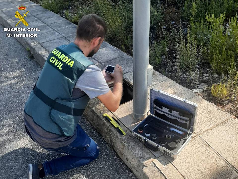 La Guardia Civil de Alicante desmantela un grupo dedicado al robo de cableado de alumbrado público La Guardia Civil de Alicante desmantela un grupo dedicado al robo de cableado de alumbrado público