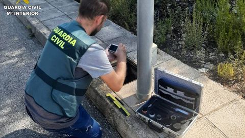 Un agente recaba pruebas de los robos de cableado de cobre Un agente recaba pruebas de los robos de cableado de cobre