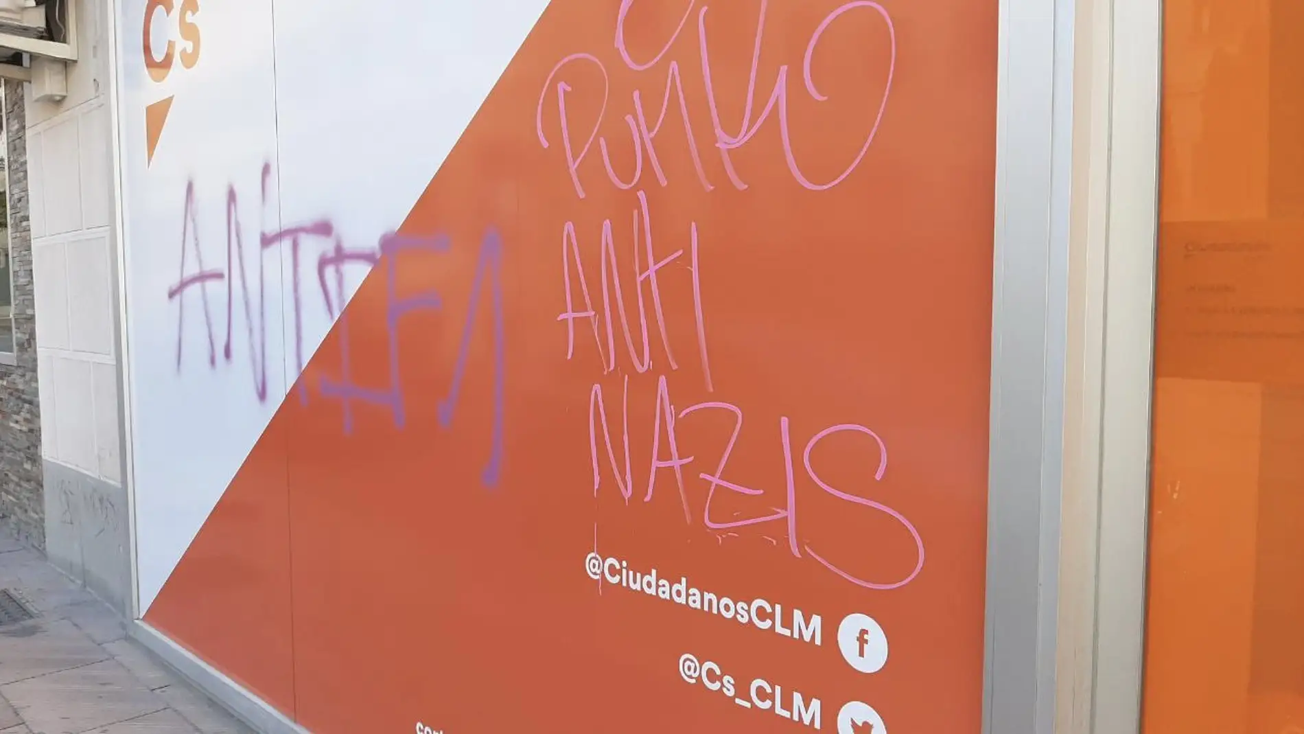 La sede de Ciudadanos Cuenca amanece pintada con la palabra &quot;antinazis&quot;