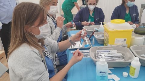 Personal sanitario preparando las vacunas Personal sanitario preparando las vacunas