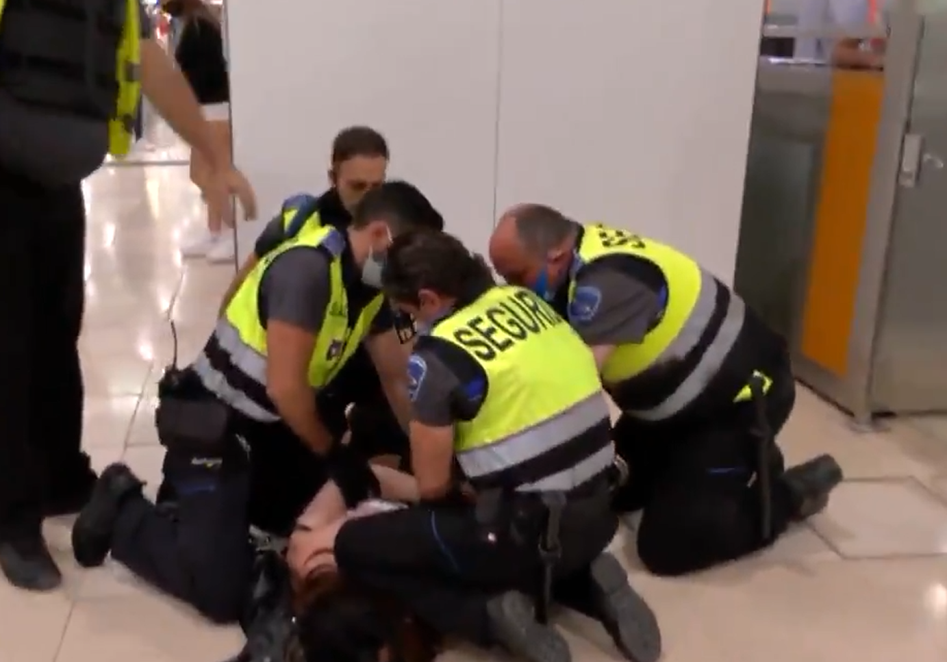 Expulsado un vigilante de seguridad de Sants por agredir a una mujer trans reducida en el suelo Expulsado un vigilante de seguridad de Sants por agredir a una mujer trans reducida en el suelo