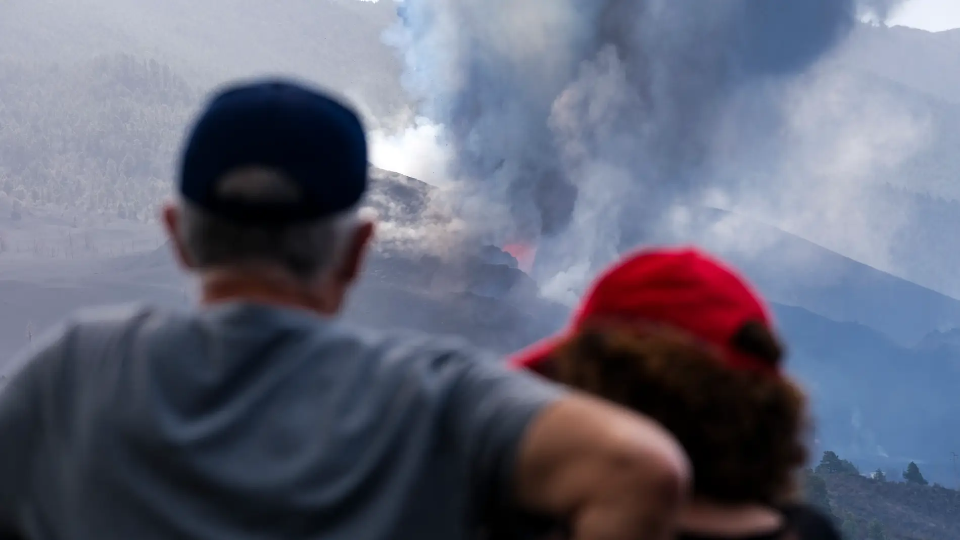 Dos personas observan el volcán de La Palma
