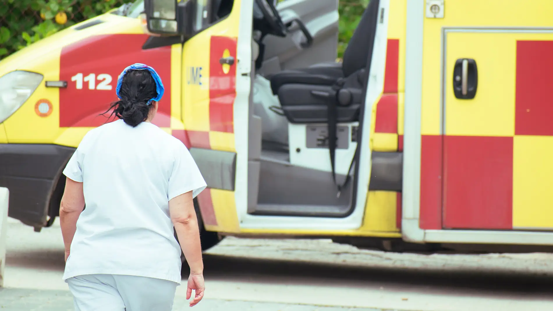 Enfermera se acerca a una ambulancia