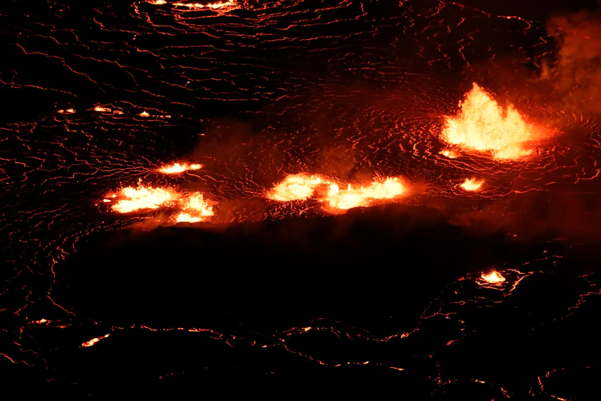 Las impactantes imágenes del avance de la nueva colada de lava tras la erupción del volcán en La Palma Las impactantes imágenes del avance de la nueva colada de lava tras la erupción del volcán en La Palma