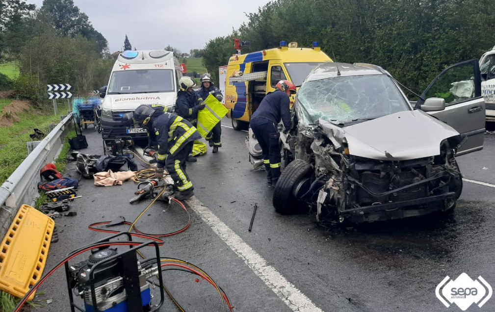 Tres heridos al colisionar un camión y un coche esta mañana en el concejo de Nava Tres heridos al colisionar un camión y un coche esta mañana en el concejo de Nava