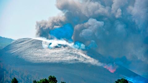 Vista del volc&aacute;n de Cumbre Vieja que este s&aacute;bado contin&uacute;a su actividad