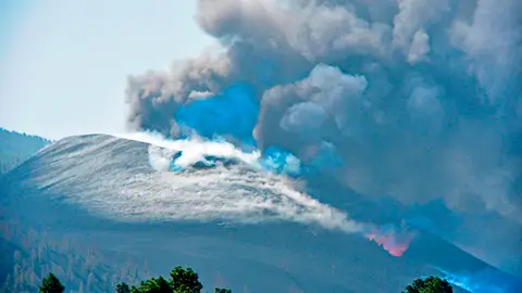 Vista del volcán de Cumbre Vieja que este sábado continúa su actividad Vista del volcán de Cumbre Vieja que este sábado continúa su actividad